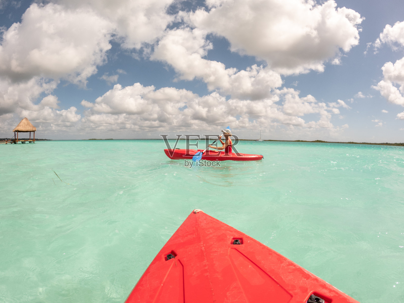 女子在热带泻湖上划独木舟,热带活动照片摄影图片