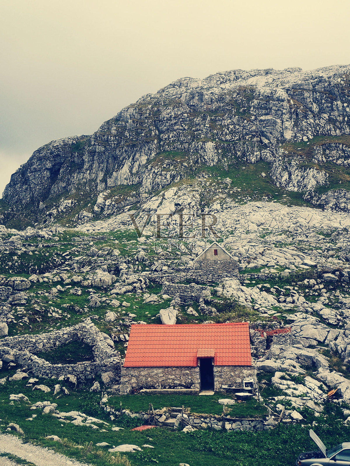 舒适的房子在风景优美的落基山脉照片摄影图片