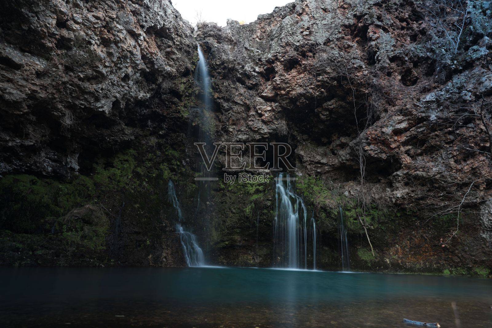 岩石,白天有几个小瀑布照片摄影图片