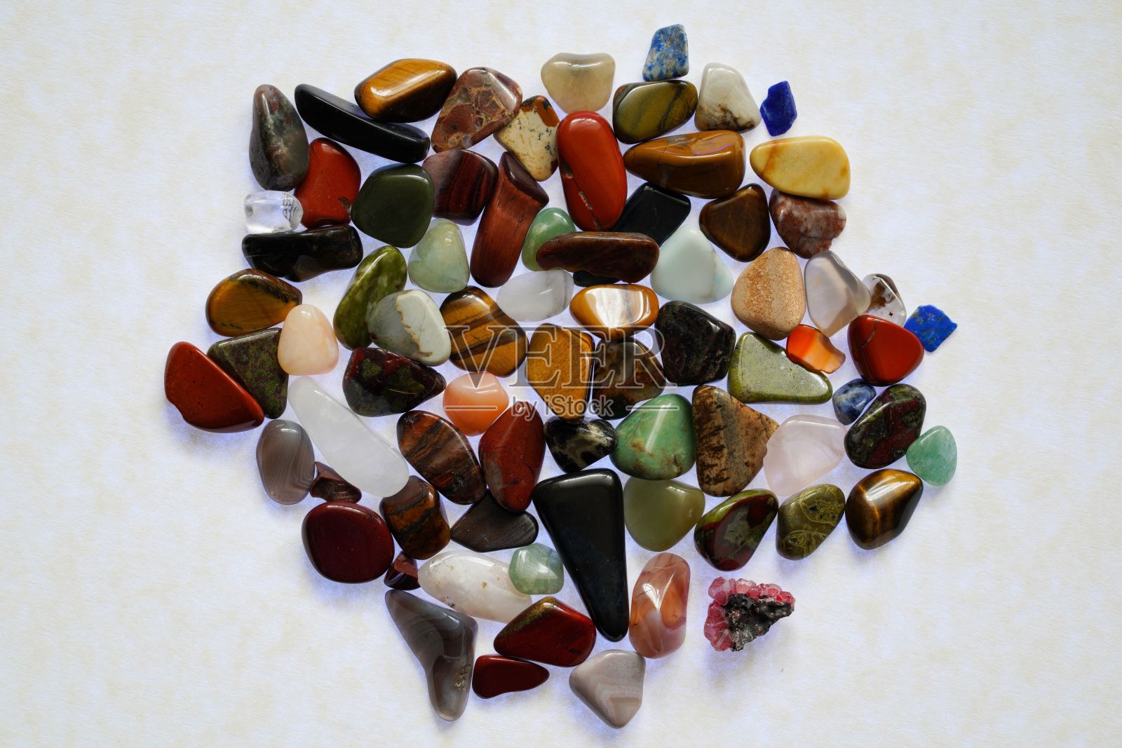 特写或一束宝石在白色背景照片摄影图片