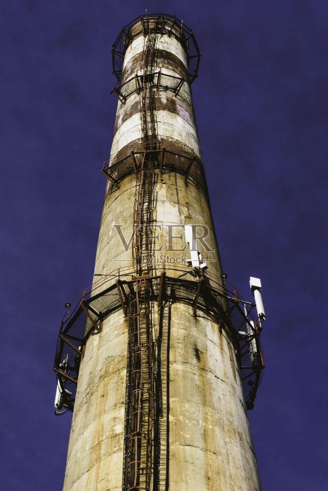 垂直拍摄的一个低角度的古老的高层建筑在蓝色的背景照片摄影图片