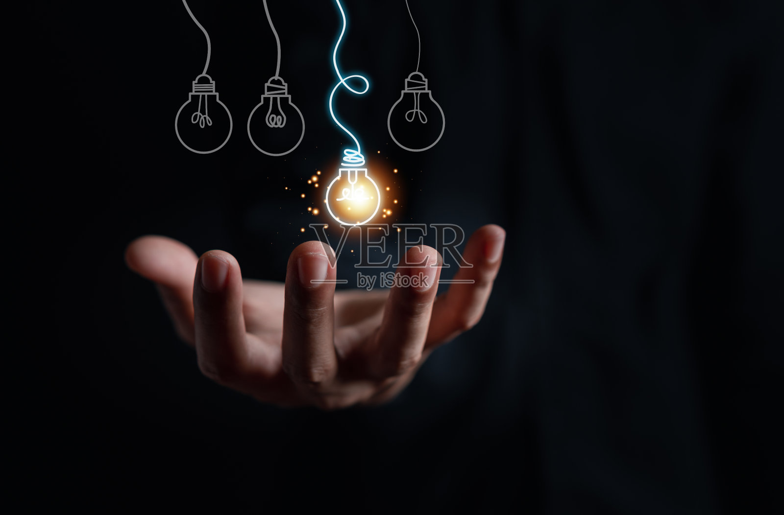 手在灯中触摸发光的灯泡,不为选择的想法,为提出新的想法,伟大的灵感和创新新的开始。创造性的聪明的想法和创新。照片摄影图片