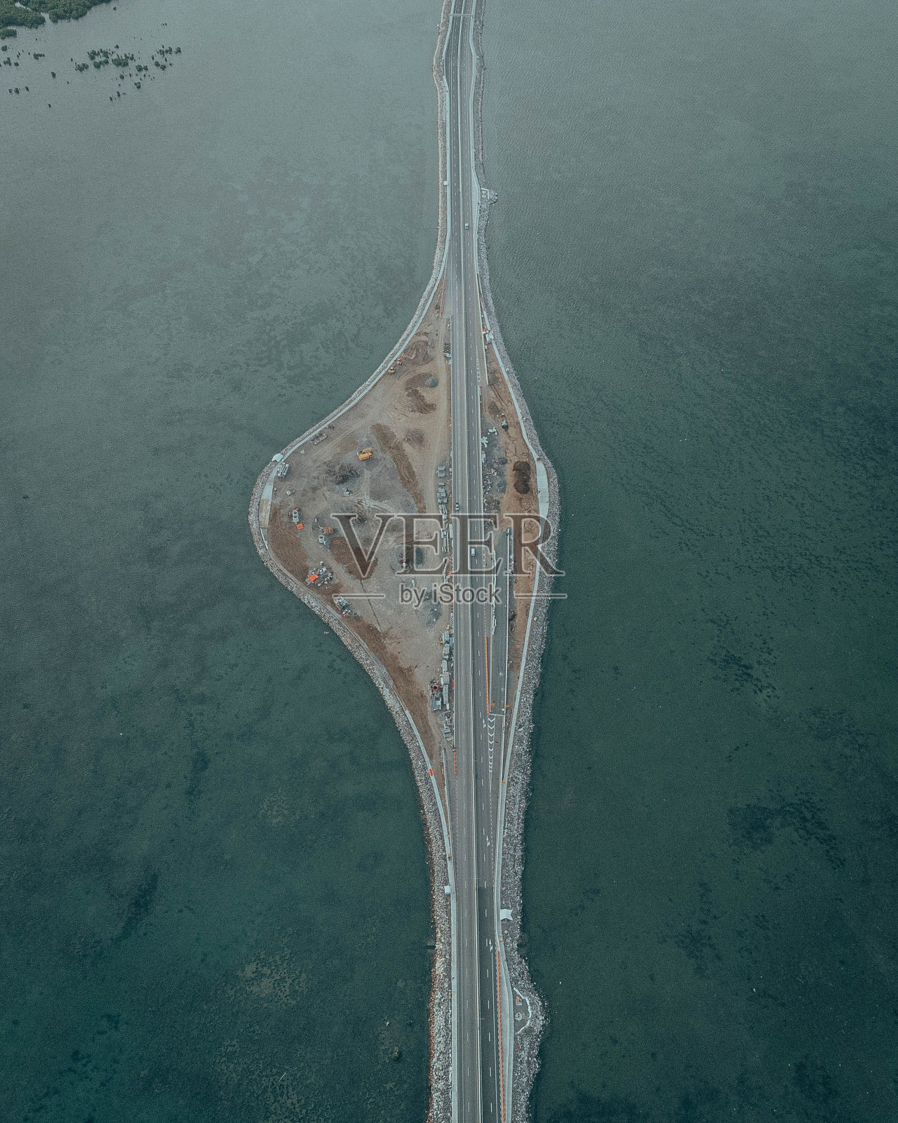 海上道路的垂直镜头照片摄影图片