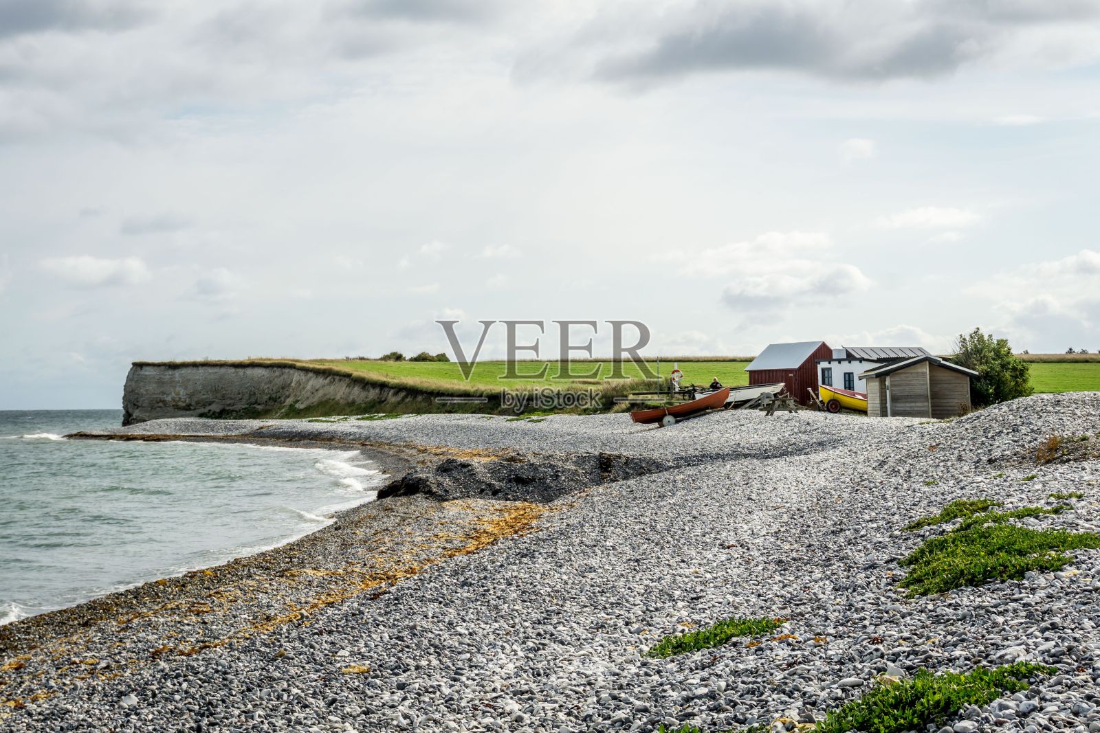 在岩石嶙峋的湖岸上拍摄原木的美丽照片照片摄影图片