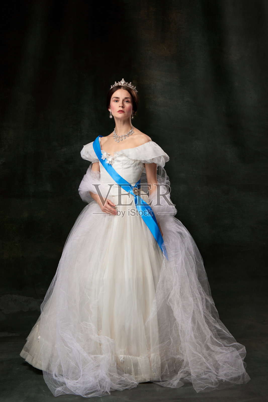 年轻的女王。肖像可爱的女孩在中世纪王室人在文艺复兴风格的服装孤立在黑暗的背景。时代、美、历史、艺术的比较照片摄影图片