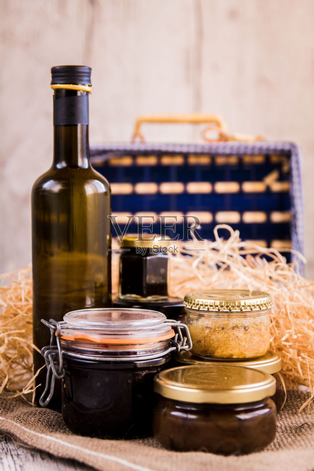 垂直拍摄的罐子自制的烹饪产品和一瓶橄榄油的礼品篮照片摄影图片