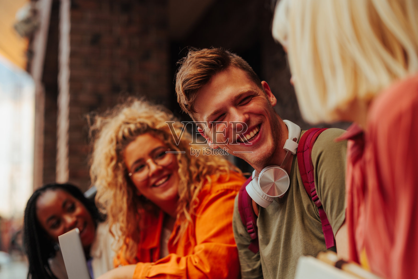 愉快的大学学生照片摄影图片