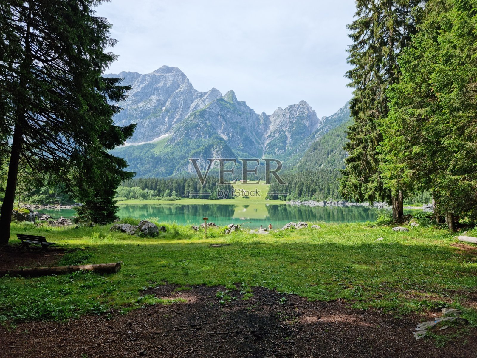 意大利塔尔维西奥的福辛湖照片摄影图片