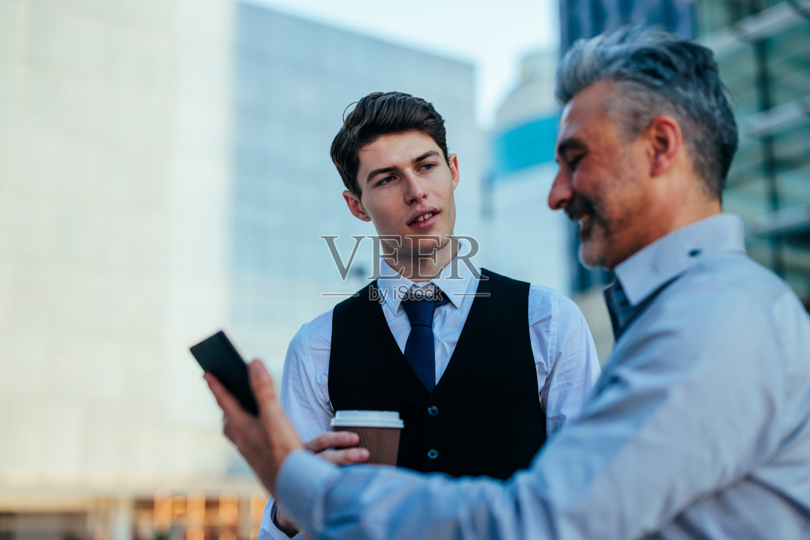 同事在外面用平板电脑讨论业务照片摄影图片