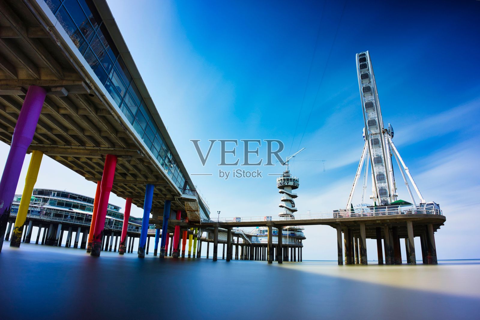 荷兰斯海弗宁根的摩天轮在蓝天背景下的低角度视图照片摄影图片