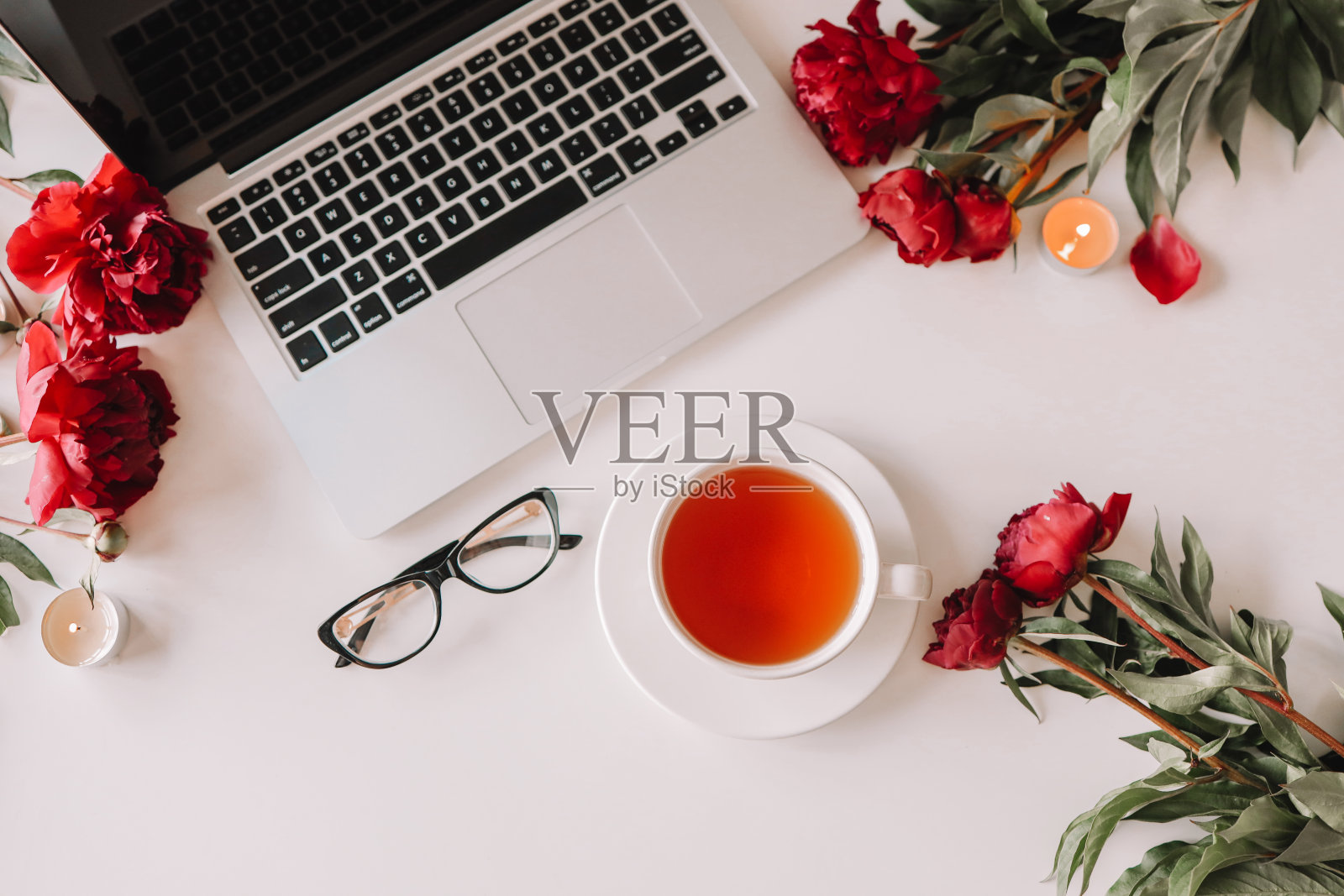 俯视女性办公场所,笔记本电脑,一杯茶,牡丹,眼镜照片摄影图片