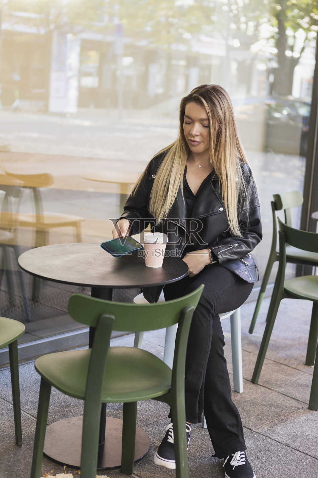 漂亮的年轻女子正在使用智能手机照片摄影图片