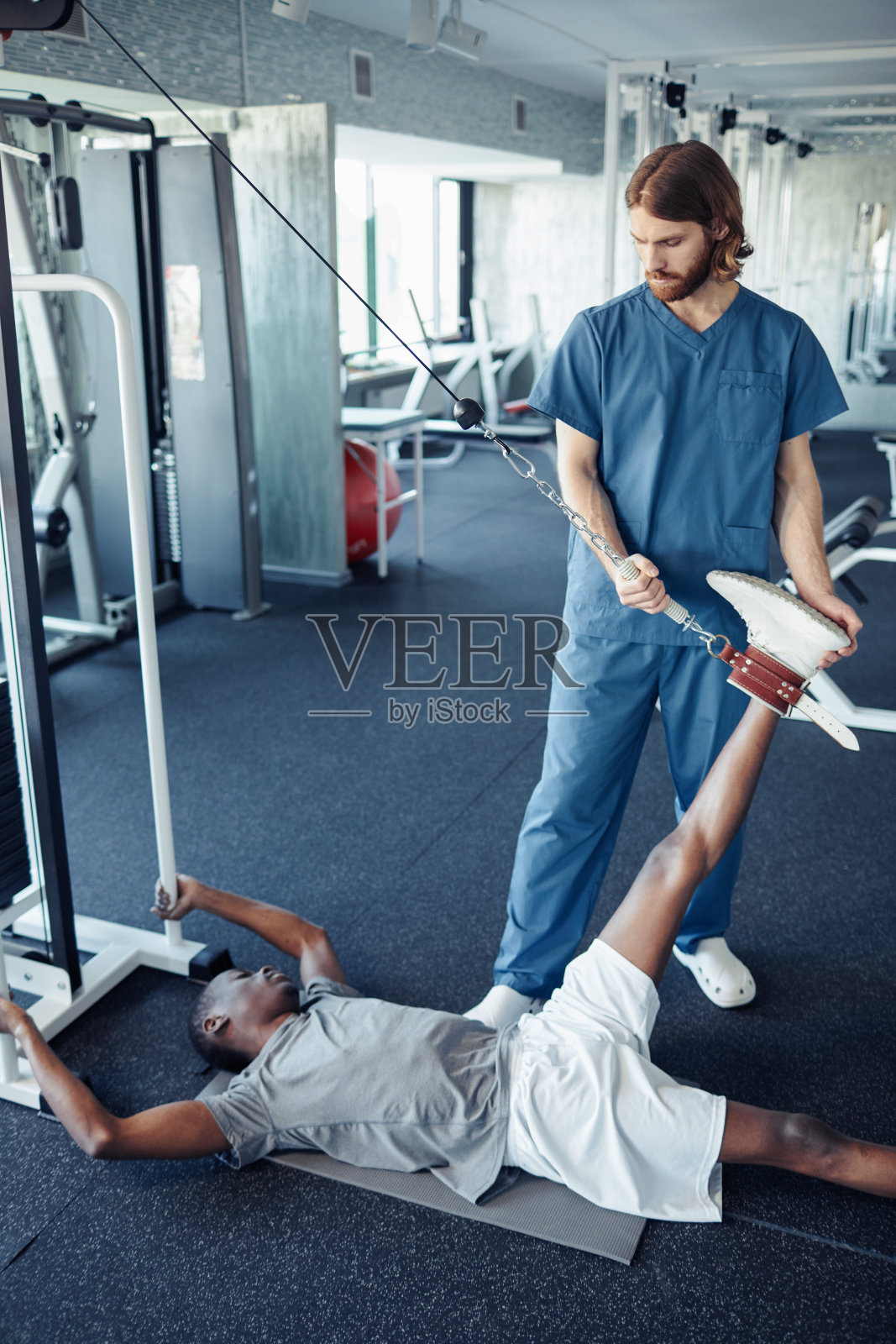 医生与病人在健身房锻炼照片摄影图片