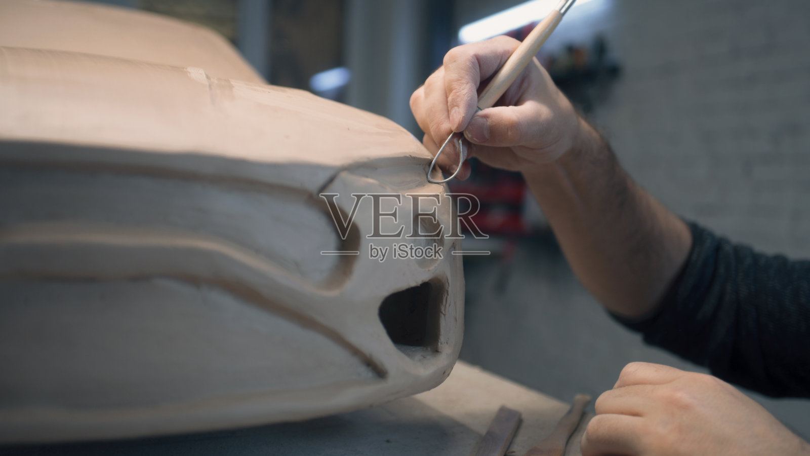 汽车设计师工作在原型车使用循环工具创建细节设计照片摄影图片