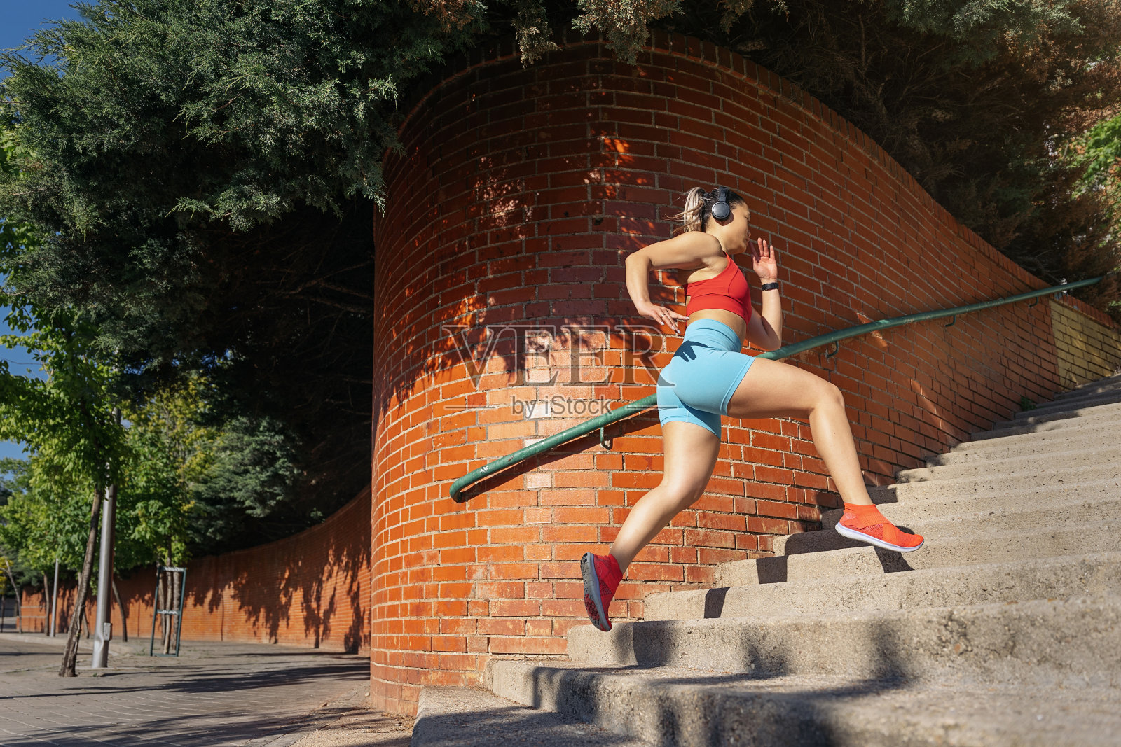 城市里的跑步女训练照片摄影图片