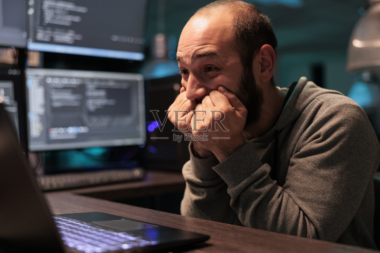 微笑的软件工程师庆祝编码成就照片摄影图片