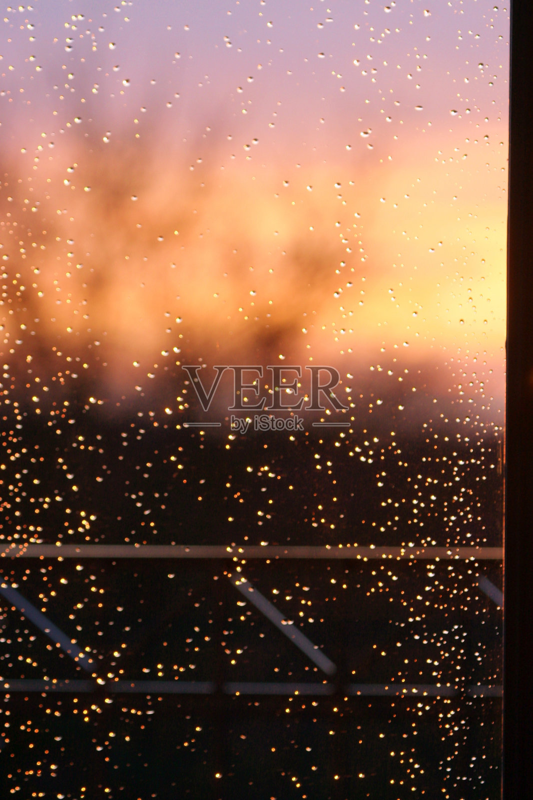 玻璃窗后的夕阳照片摄影图片