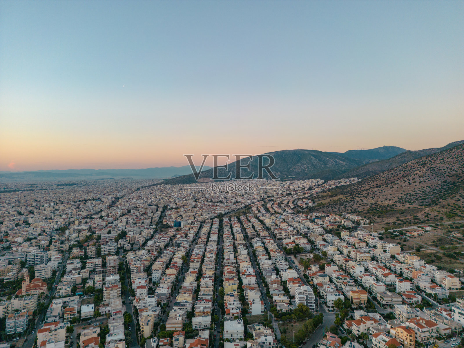 从伊米托斯山拍摄的雅典南部,武里亚格梅尼,沃拉,格里法达的空中全景照片,日落,黄昏照片摄影图片