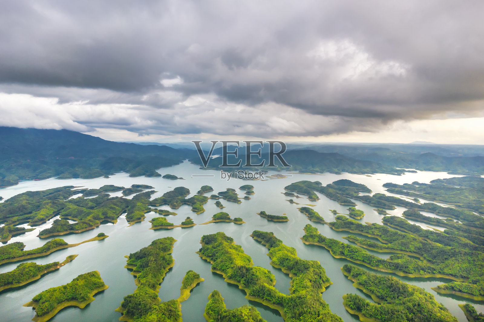 从上面看到的塔粪水电站湖的日落。照片摄影图片