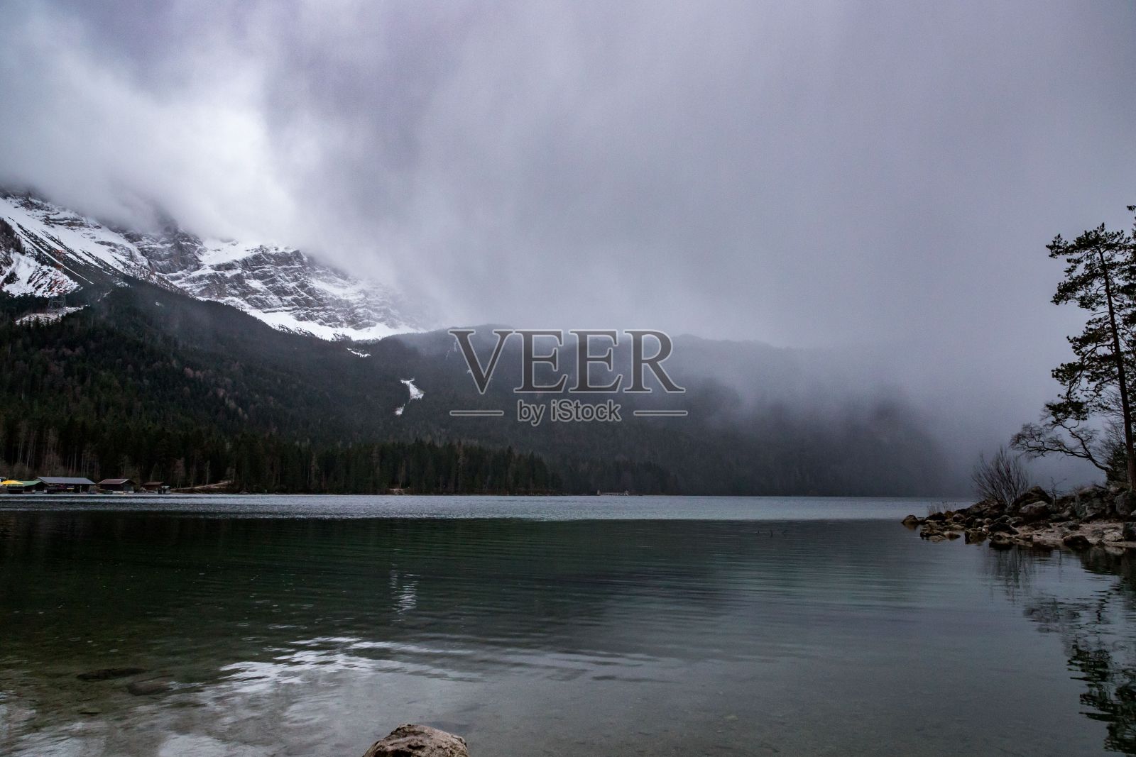美丽的湖景,雪山和多云的天空照片摄影图片