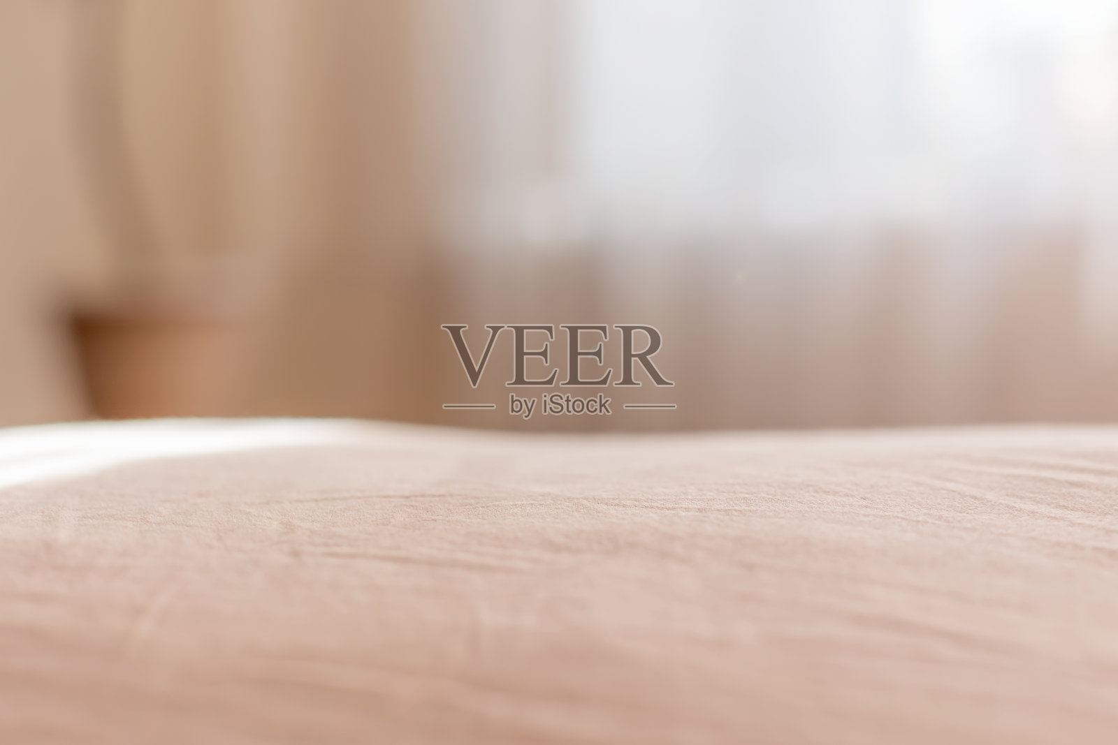 酒店房间的晨盖床。在晨光中。大气舒适的早晨。景深浅。有选择性的重点。颜色2022,照片摄影图片