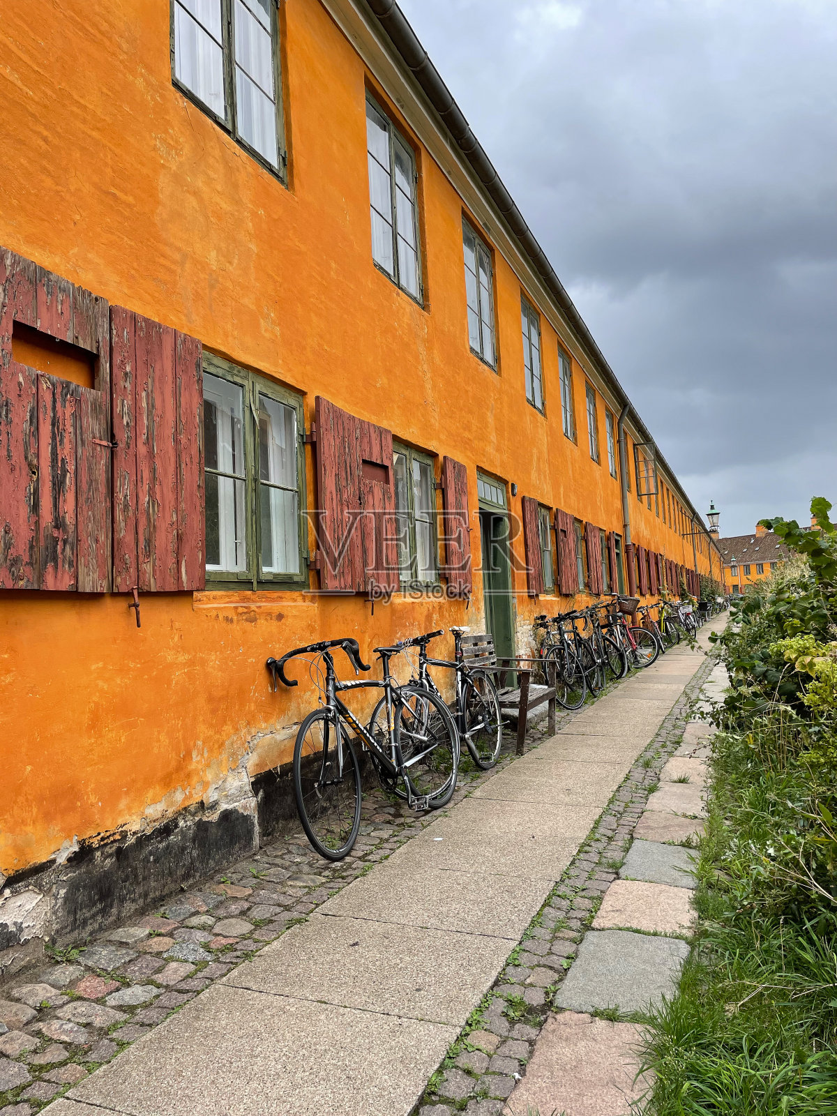 在著名的尼伯德区,古老的橙色房屋的美丽景色。哥本哈根。丹麦照片摄影图片