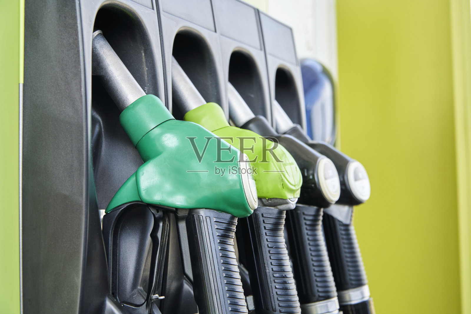 加油站上的汽油泵喷嘴照片摄影图片