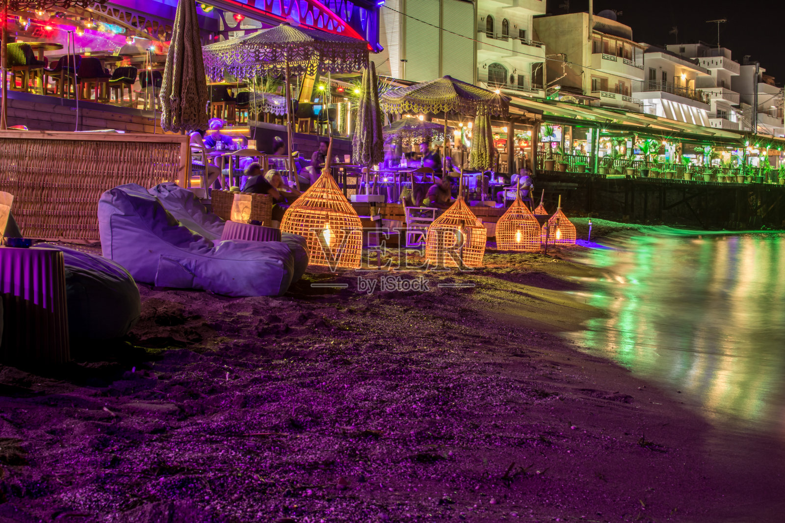 城市景观,水和海滩。照片拍摄在晚上。照片摄影图片