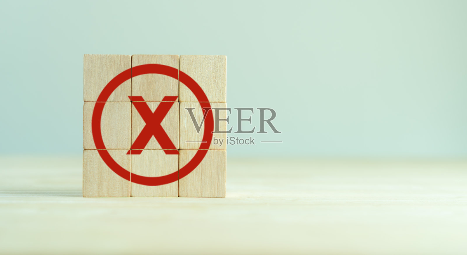 红色十字标记,x,错误标记,木立方堆拒收标志。消极决策概念或投票选择概念,反对、抵制、违反法律、监管、不合规的概念。照片摄影图片