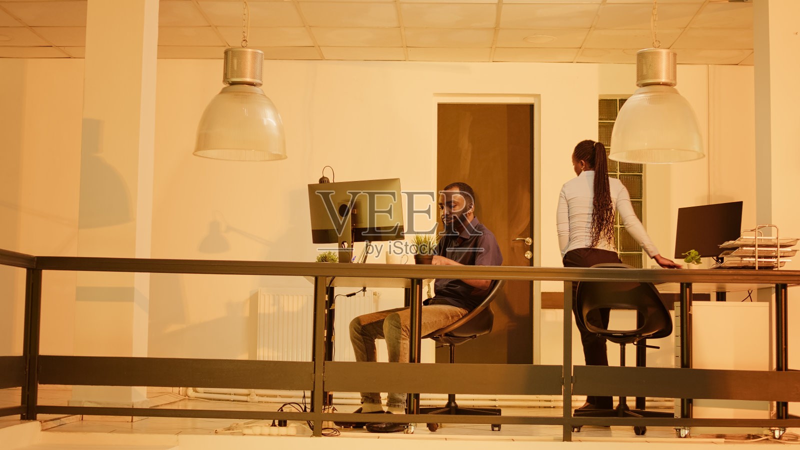 日落时分离开办公室的非裔美国人照片摄影图片