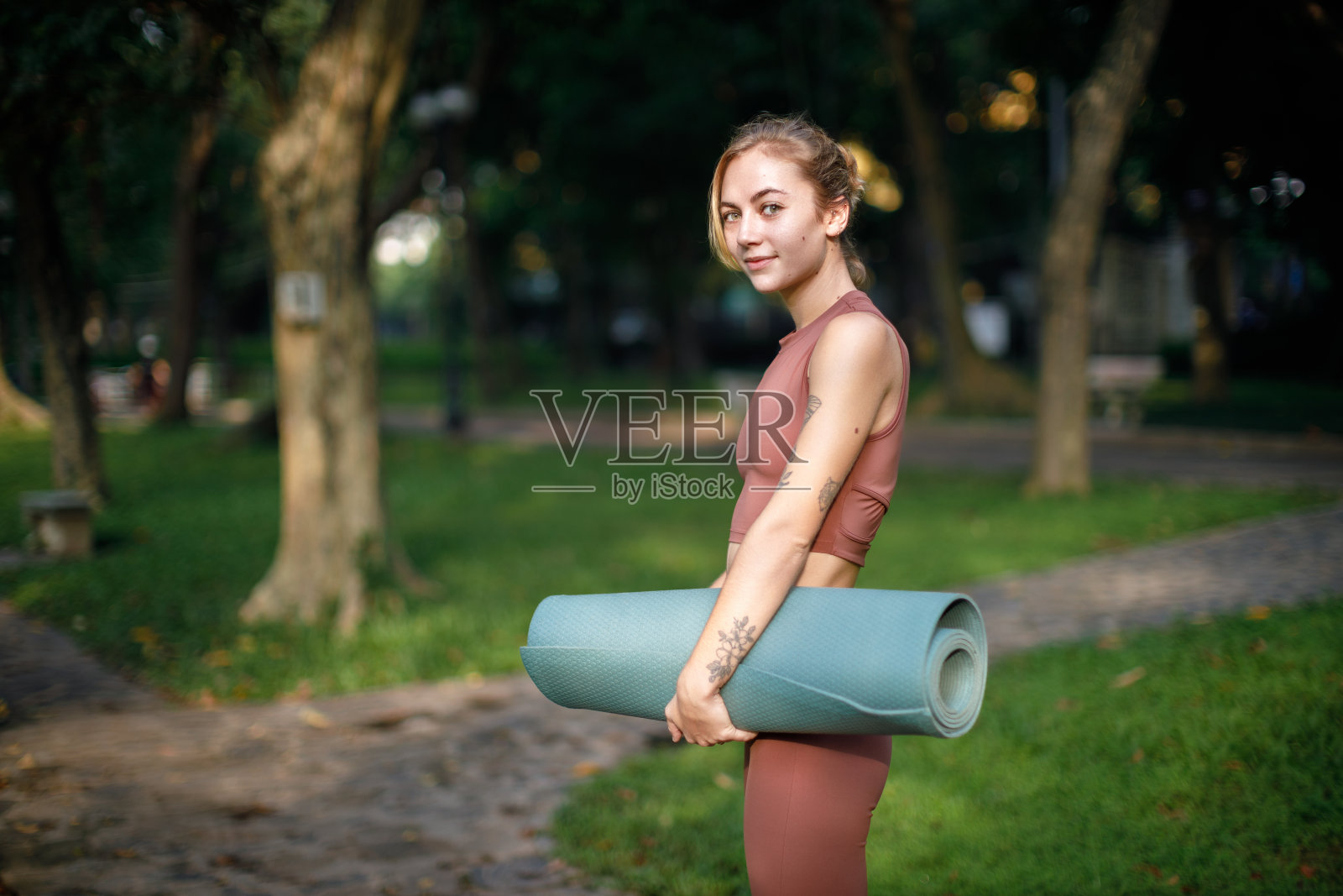 金发美女在公园做早操照片摄影图片