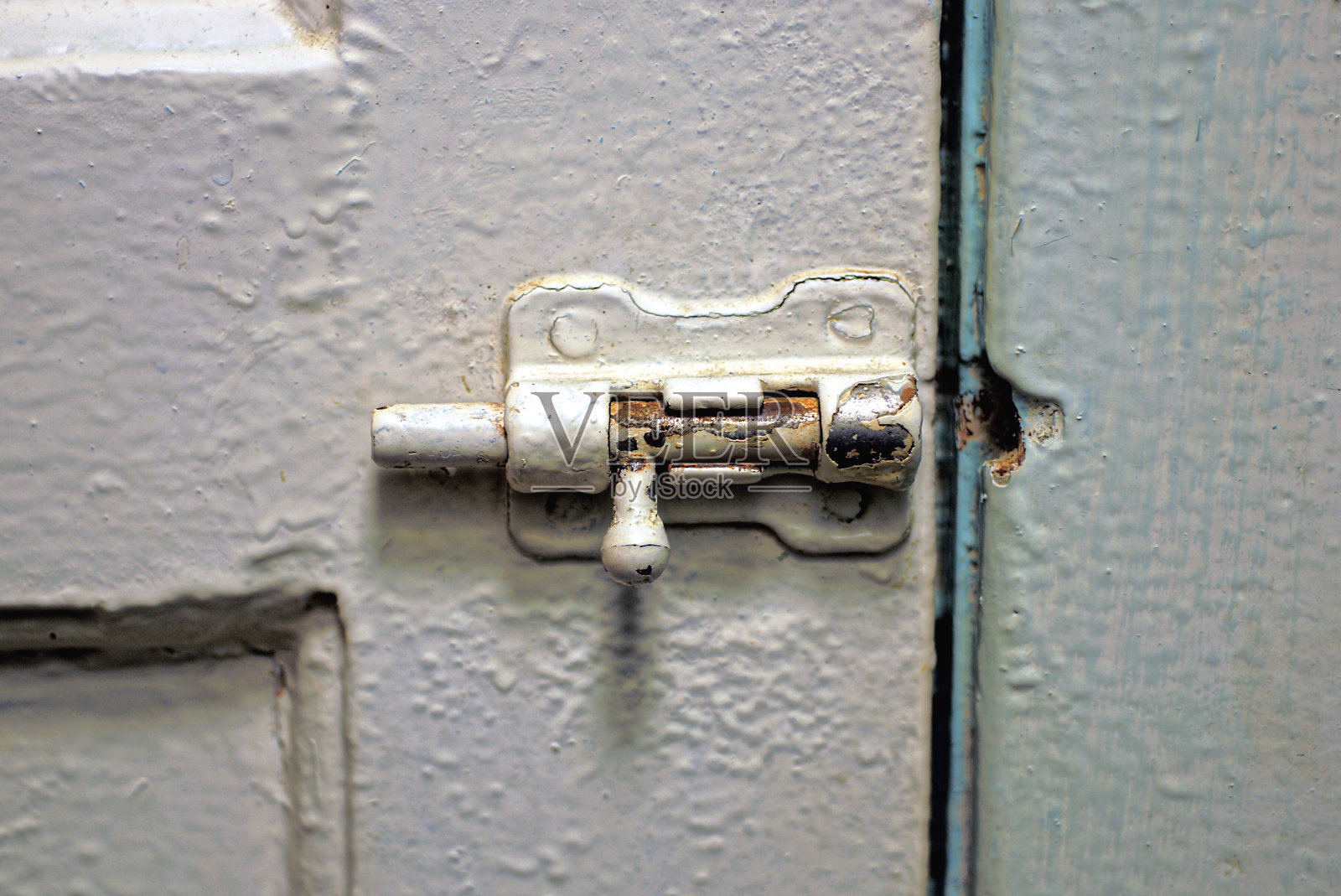 白色木板门上的灰色金属门闩照片摄影图片