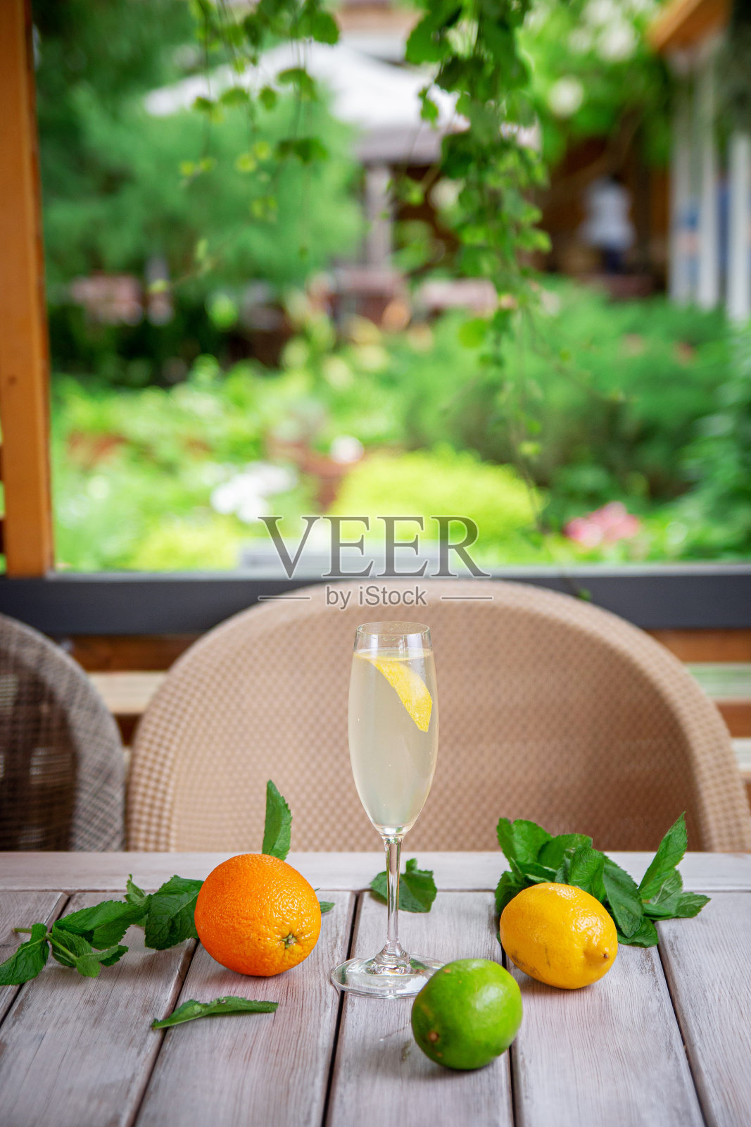 酒精玛格丽塔柠檬鸡尾酒。龙舌兰,酸橙汁和一片柠檬照片摄影图片