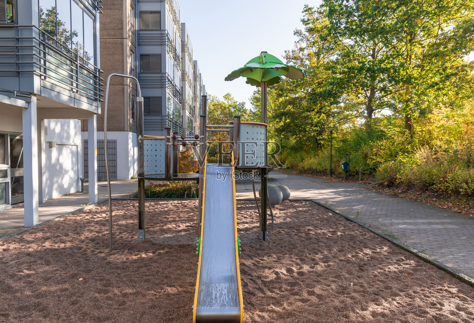 带操场的居民楼。照片摄影图片