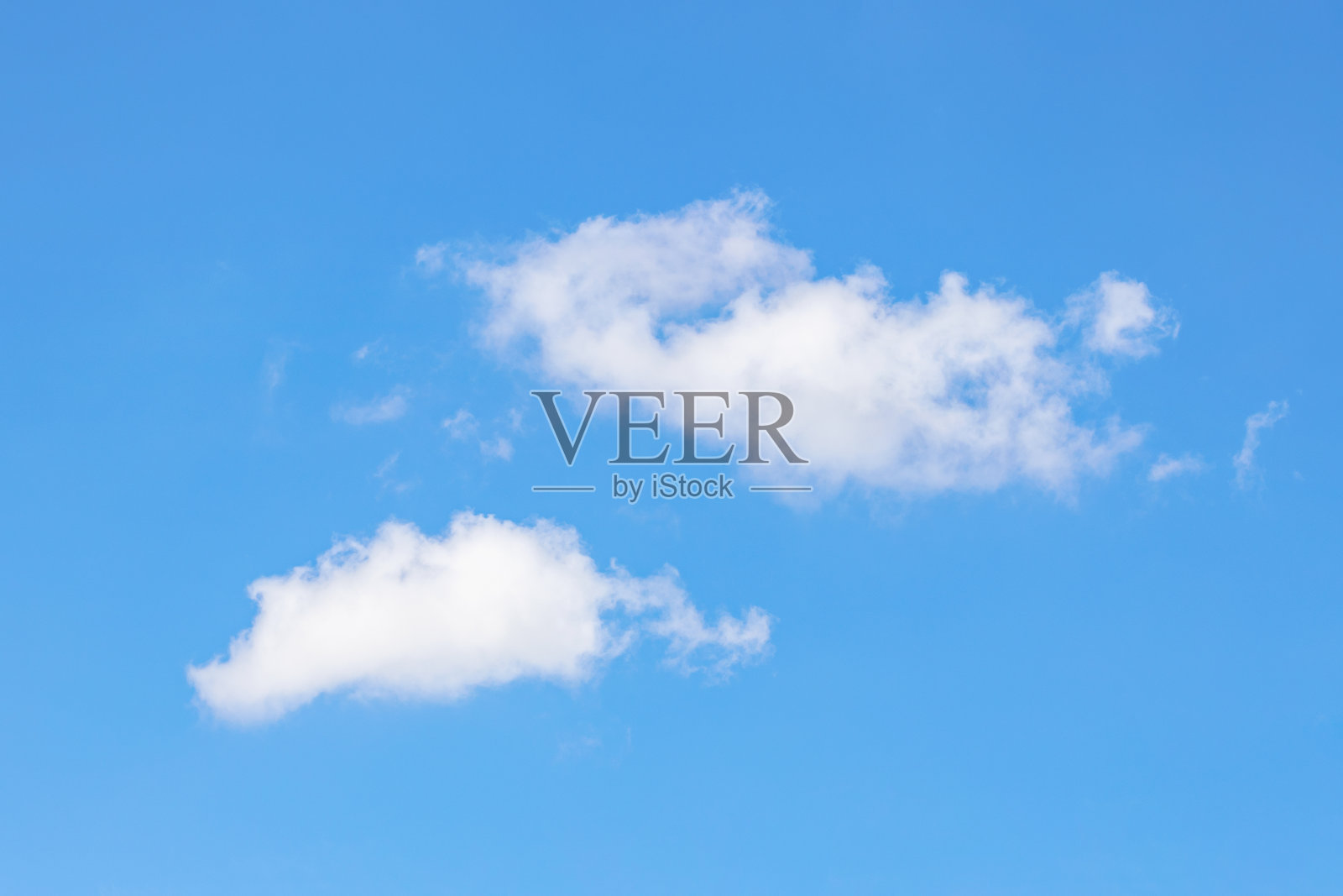 白云映衬着晴朗的蓝天,温暖的夏日照片摄影图片