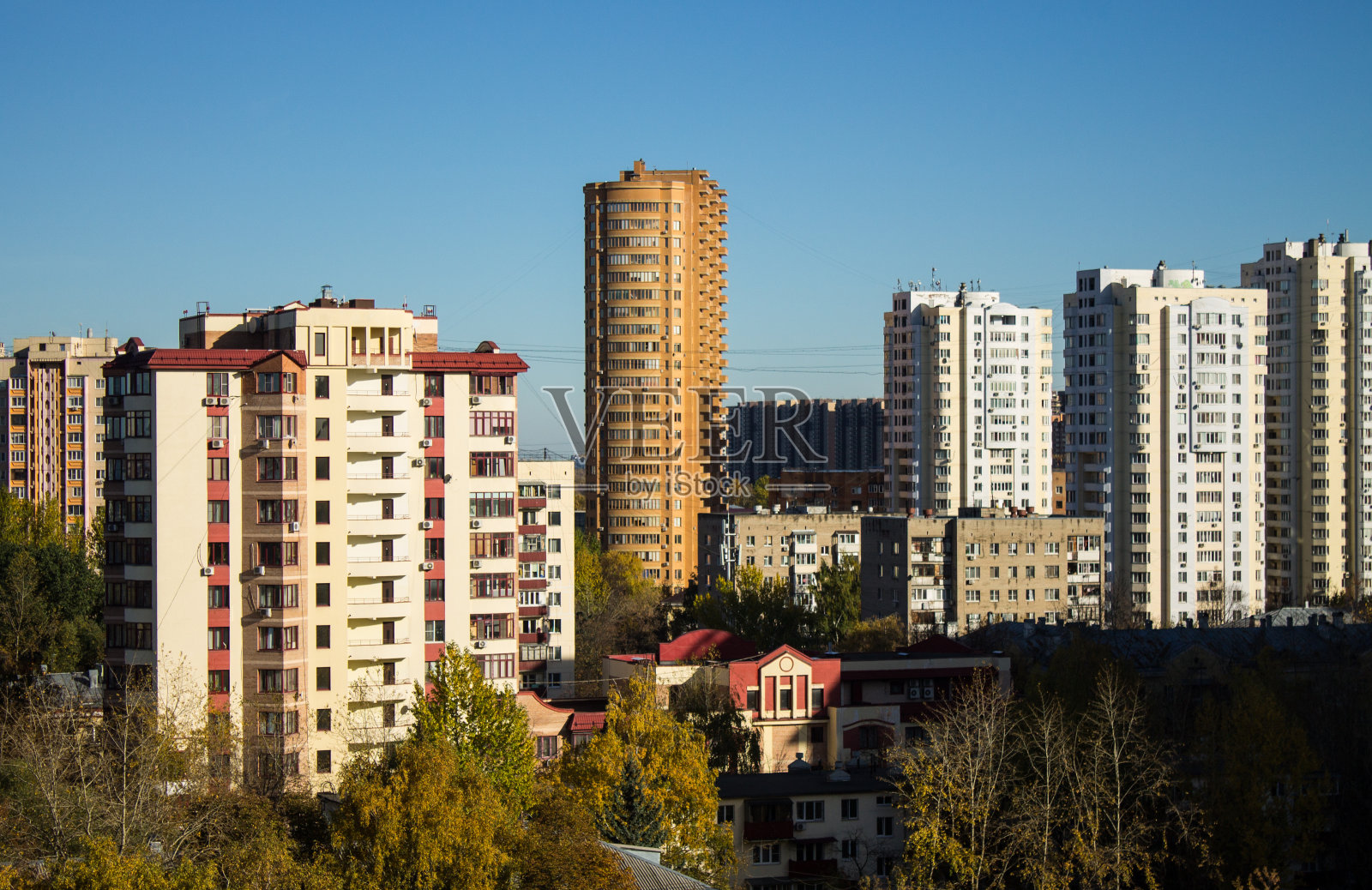 秋日树木间的现代城市房屋俯视图照片摄影图片