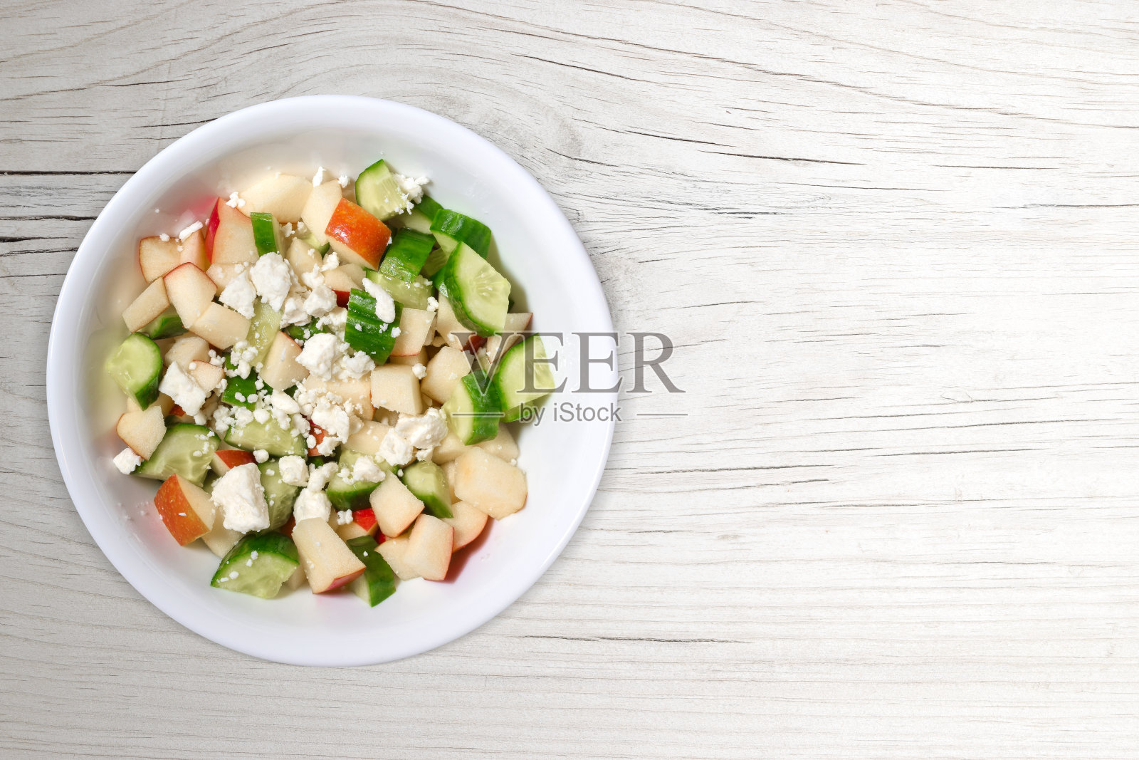 新鲜的地中海沙拉在白木背景与复制空间照片摄影图片