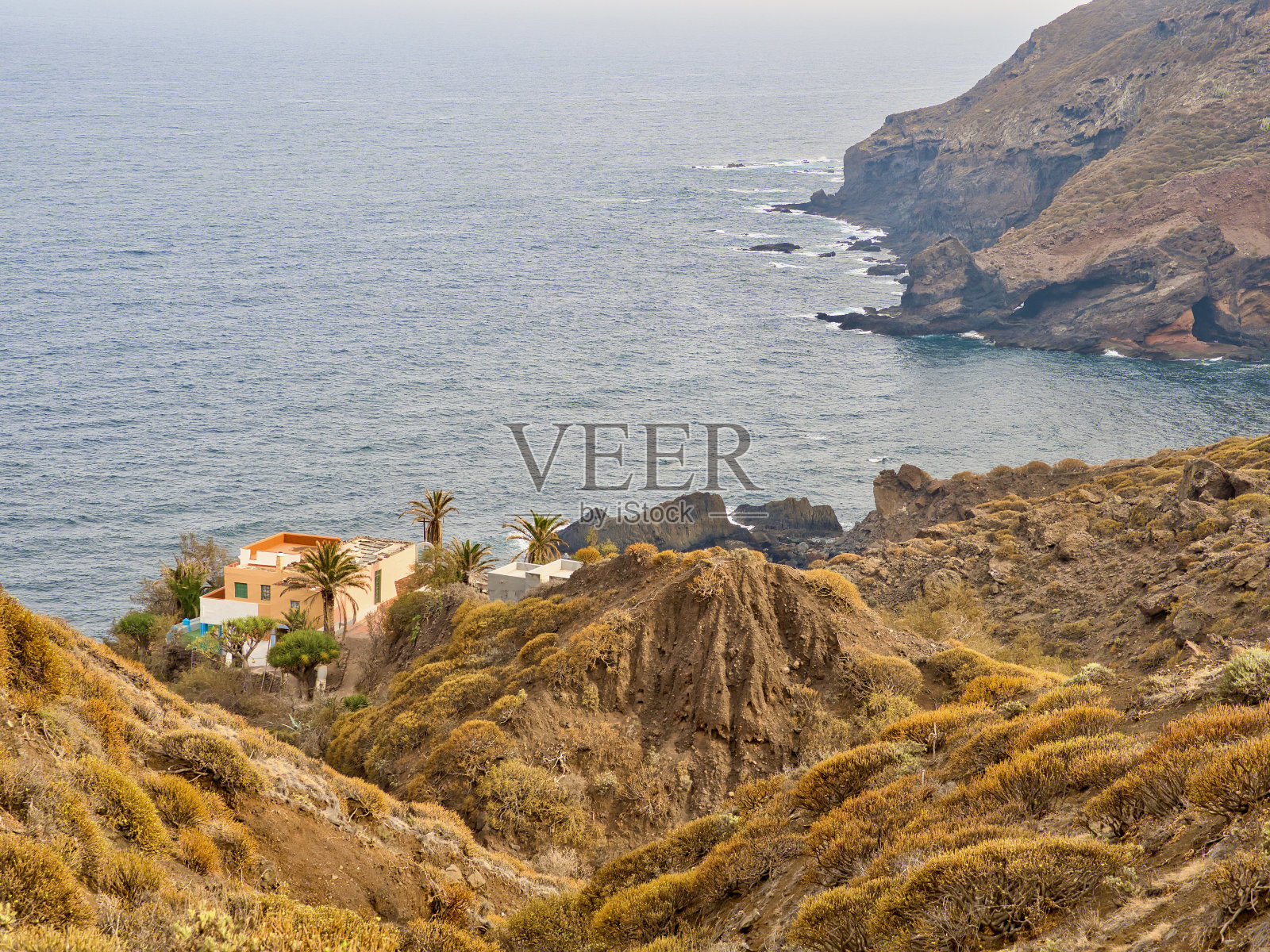 在特内里费岛北部的阿纳加乡村公园,漫步在彩色岩石之间的罗克·贝梅霍照片摄影图片