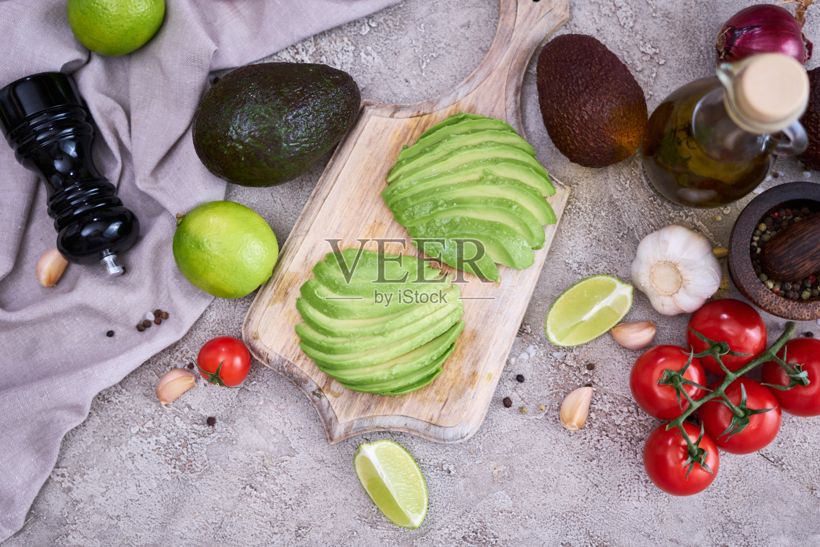 家庭厨房木砧板上的牛油果切片照片摄影图片