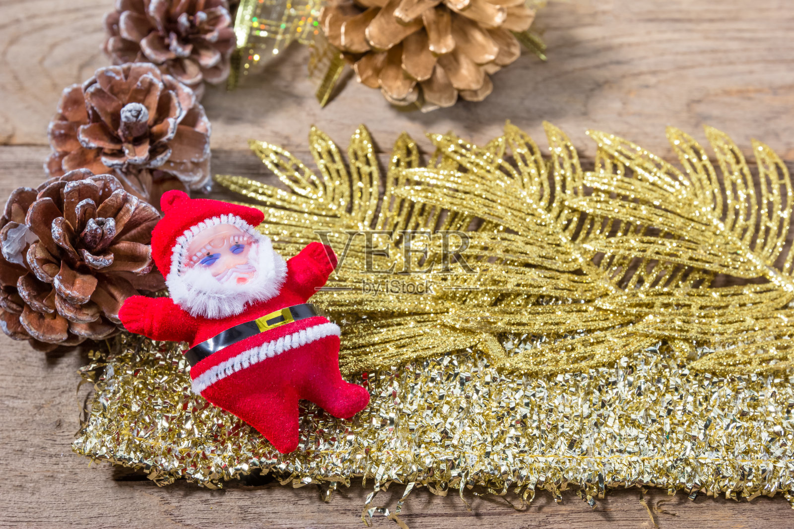 带有松果的圣诞老人玩偶,庆祝圣诞节照片摄影图片