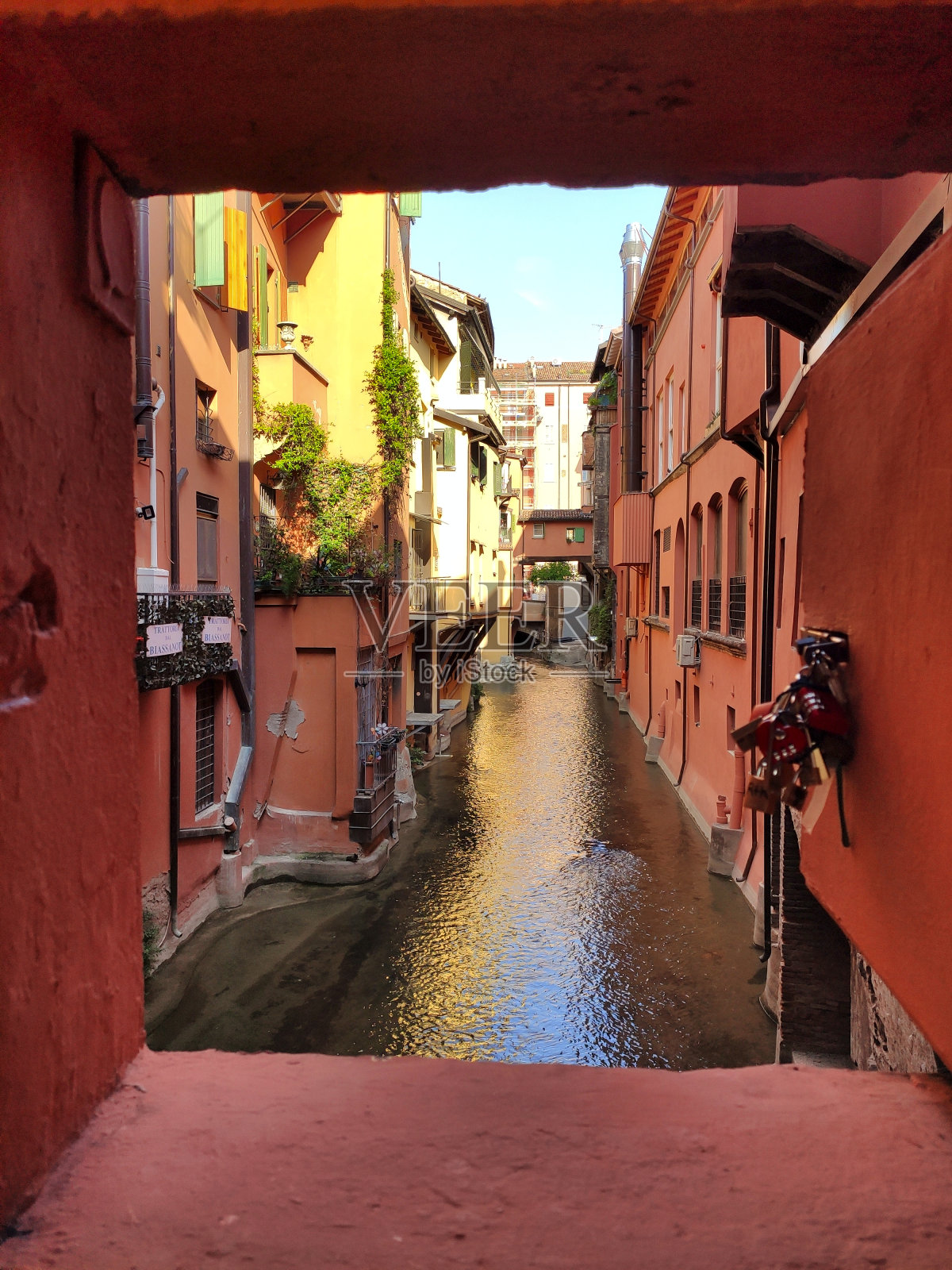 博洛尼亚莫林运河的窗户。这是运河中为数不多的未被覆盖的路段之一。意大利照片摄影图片