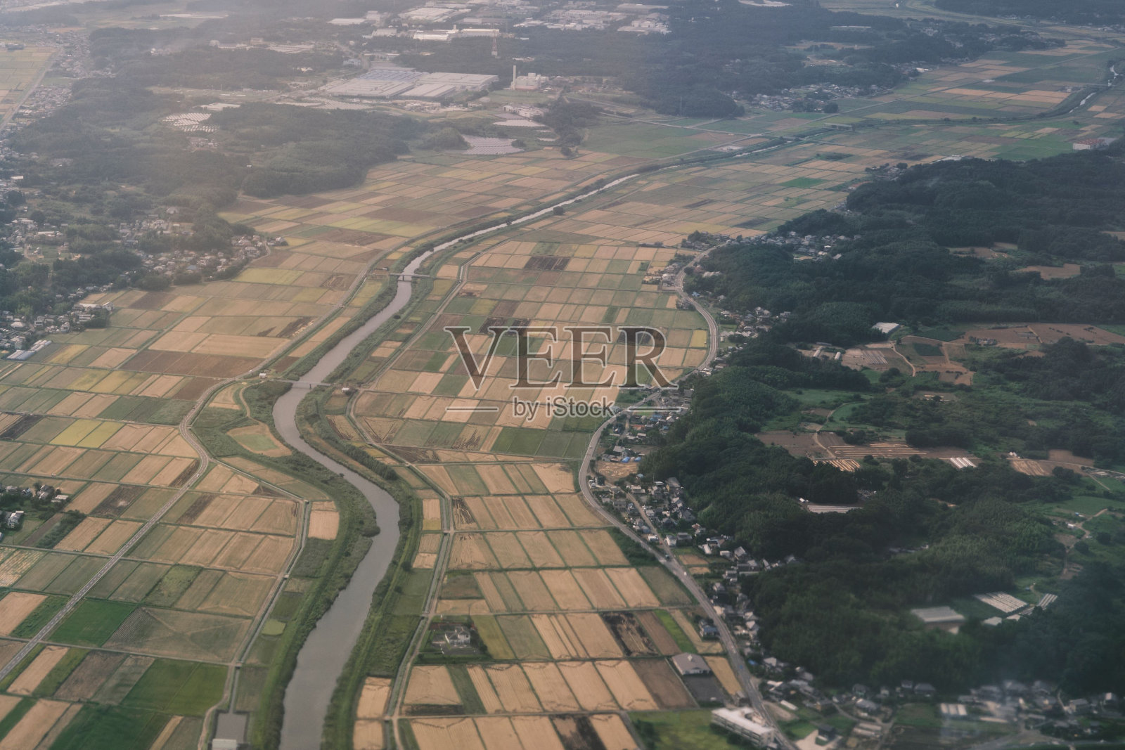 从飞机上拍下的日本田野和云层下的河流照片摄影图片