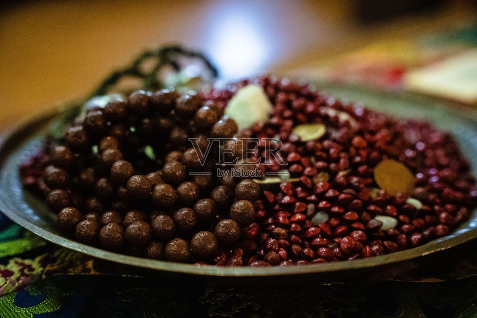 尼泊尔Kagbeni的佛寺里仪式物品的珠子特写镜头照片摄影图片