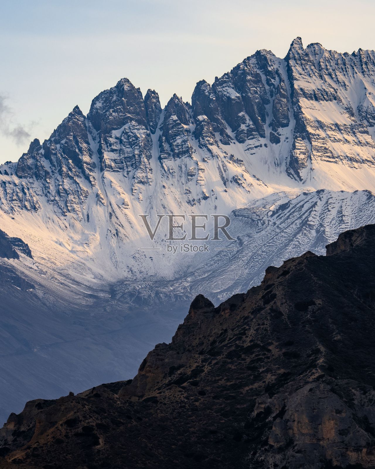 垂直拍摄的雪景安纳普尔纳山脉在喜马拉雅山,尼泊尔照片摄影图片