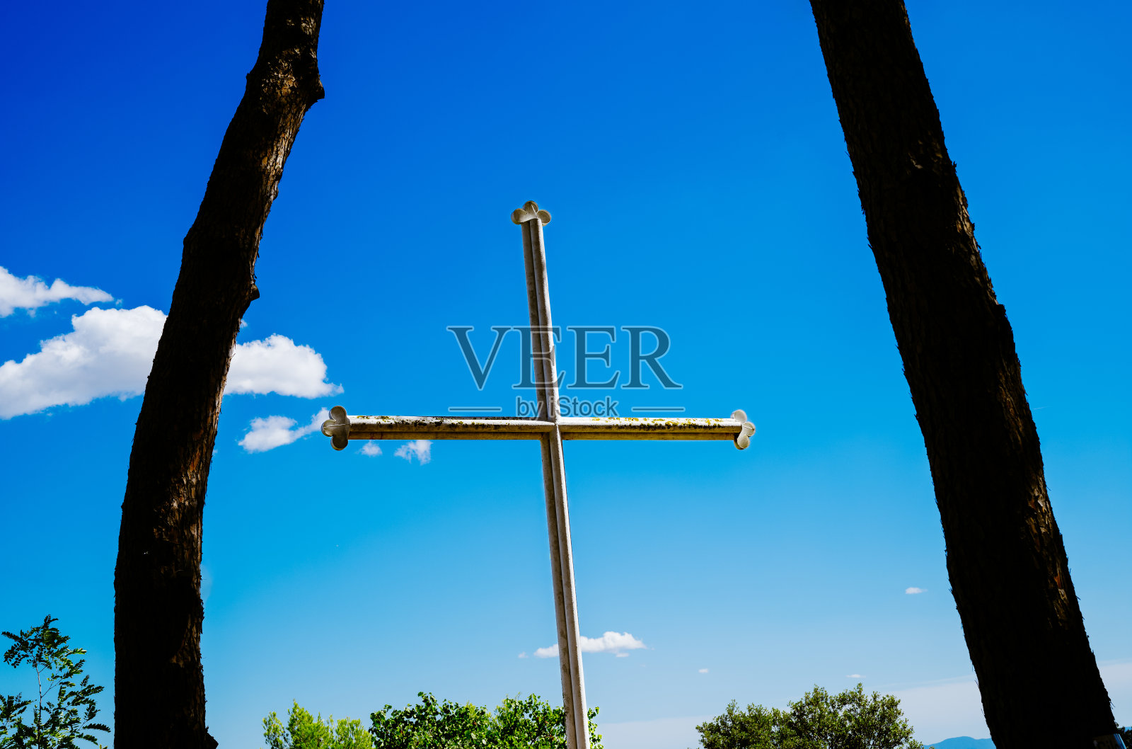 法国教堂中的宗教十字架照片摄影图片