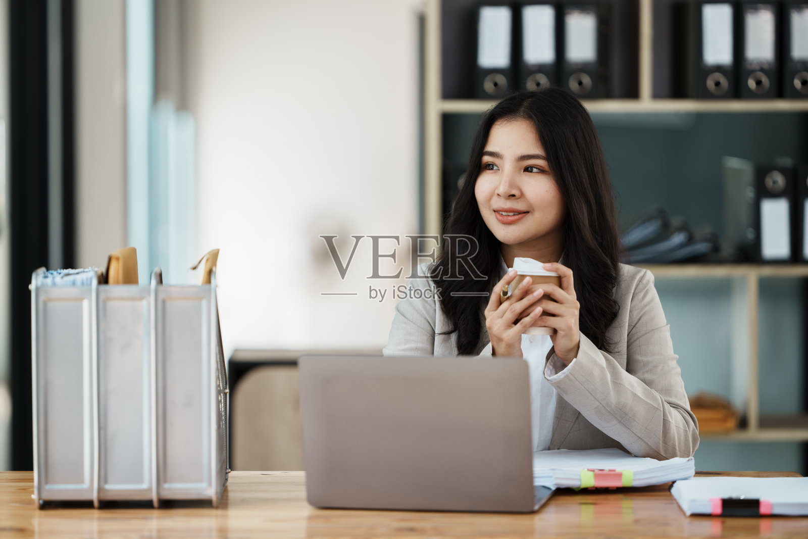 肖像的女商人工作与电脑设备在办公室的房间。照片摄影图片