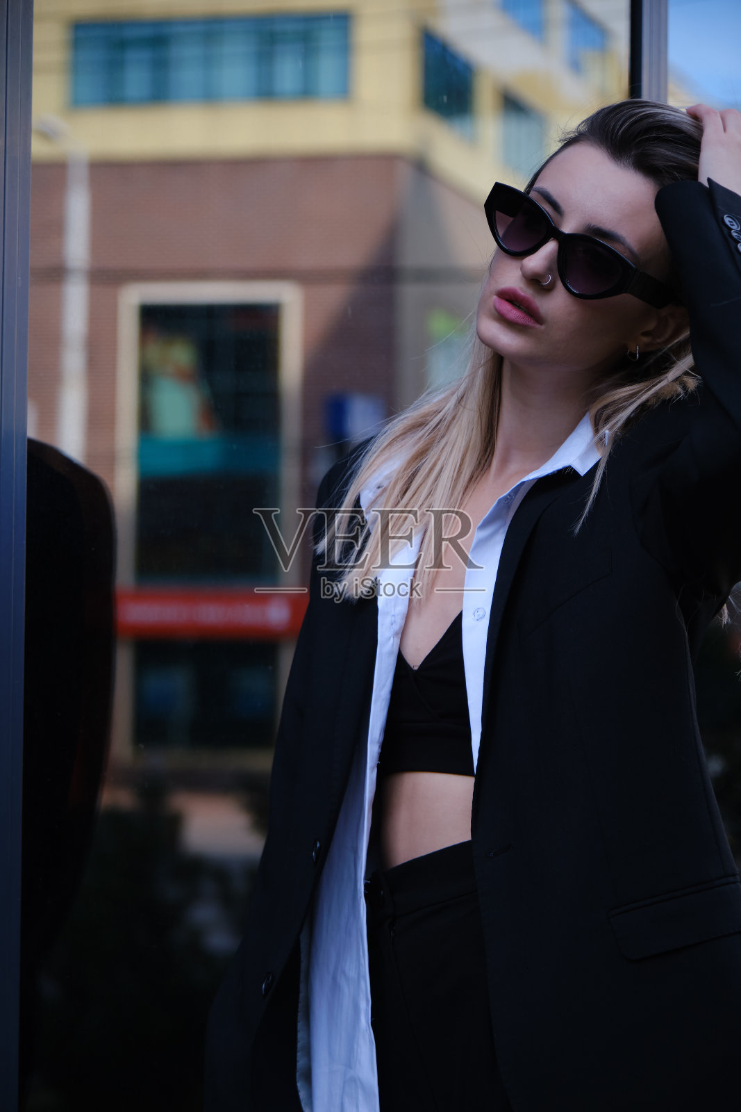 时髦的金发美女照片摄影图片