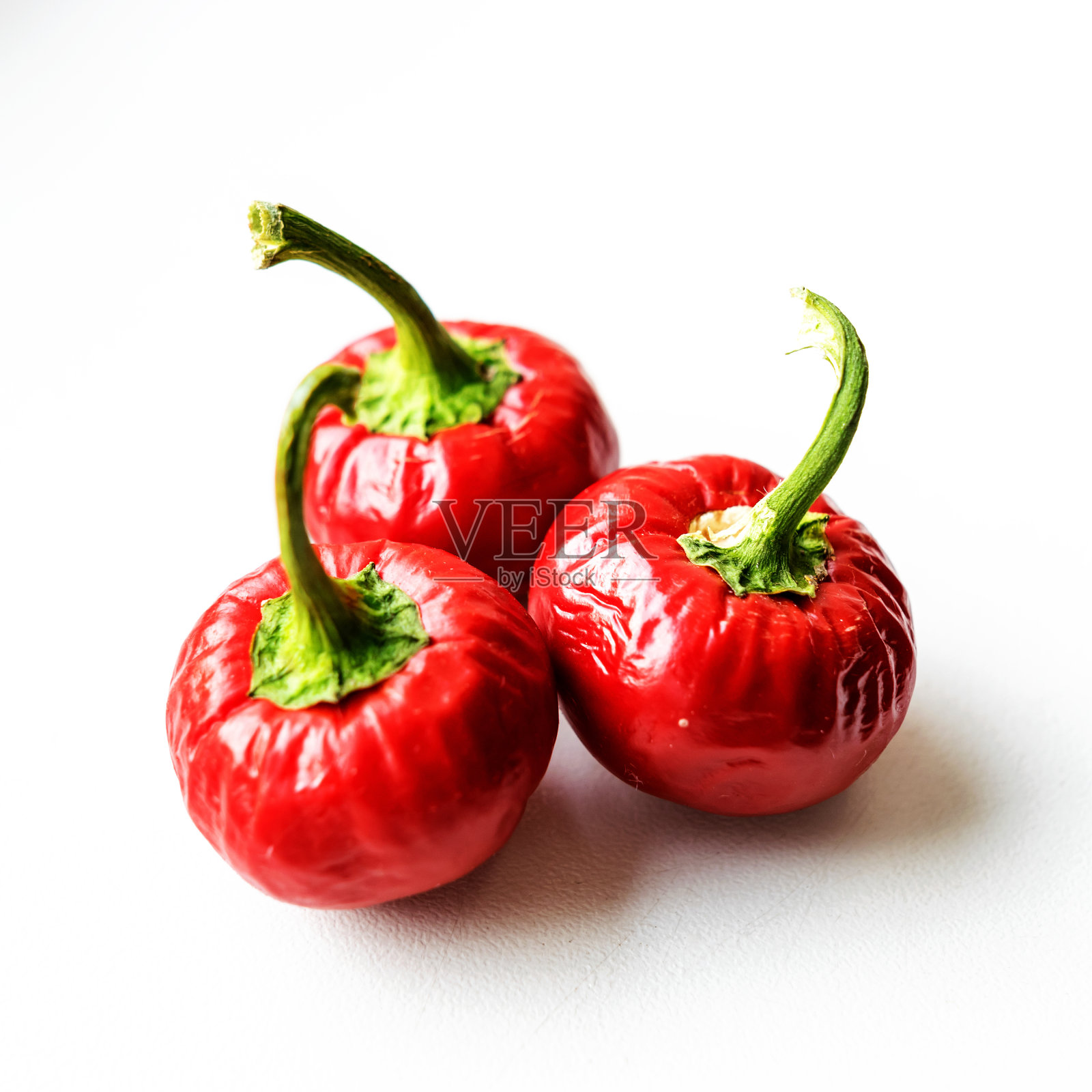 美丽的红色小辣椒在明亮的背景照片摄影图片