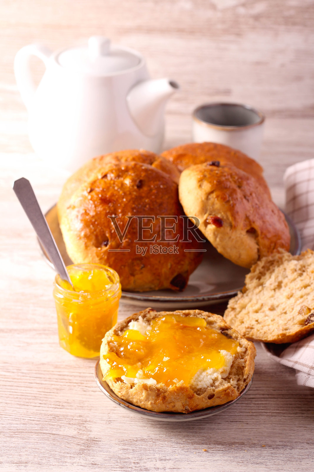面包加黄油和橘子酱照片摄影图片