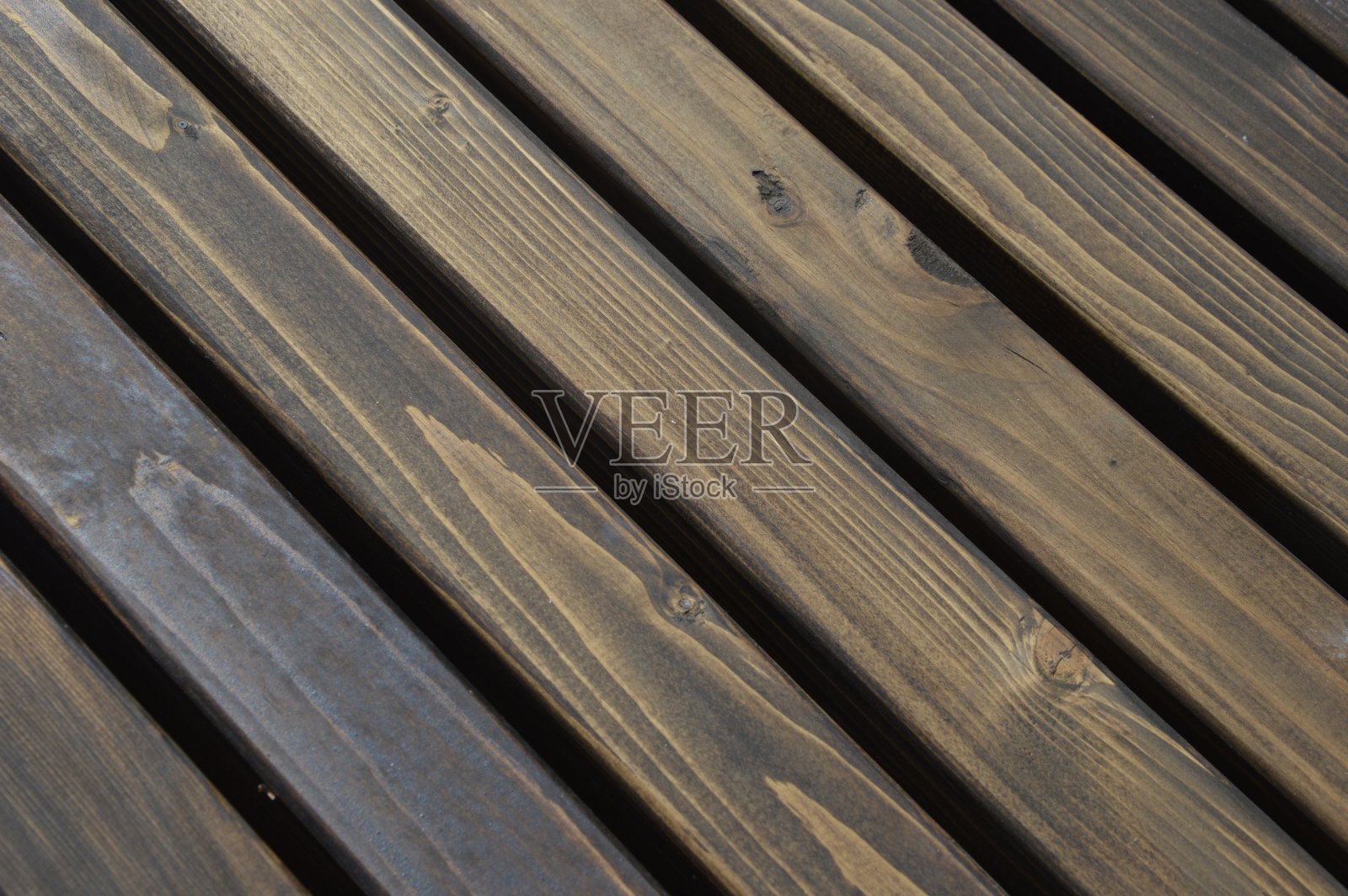 棕色木条、木板是建筑外立面的装饰元素。抽象的背景。美丽的木材纹理。照片摄影图片